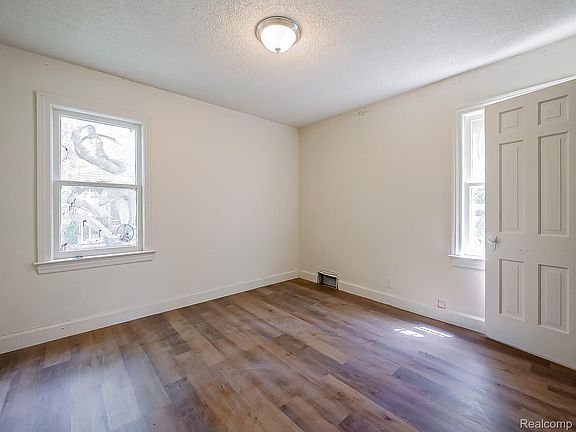 5th image of 16200 Chatham St