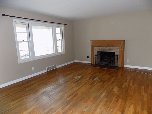 Fireplace/Living Room
