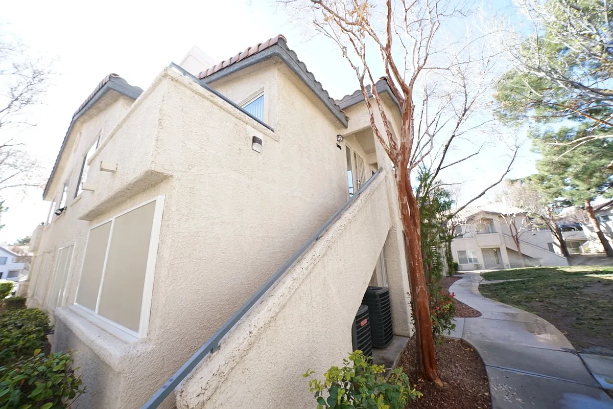 Building Photo - 3054 Tarpon Dr #203