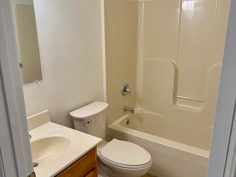 102 E Wallace Ave — Photo 4