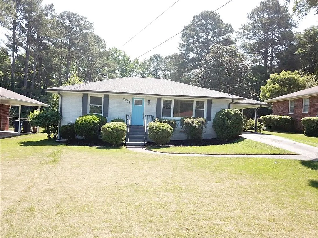 2252 Collins Dr photo 1