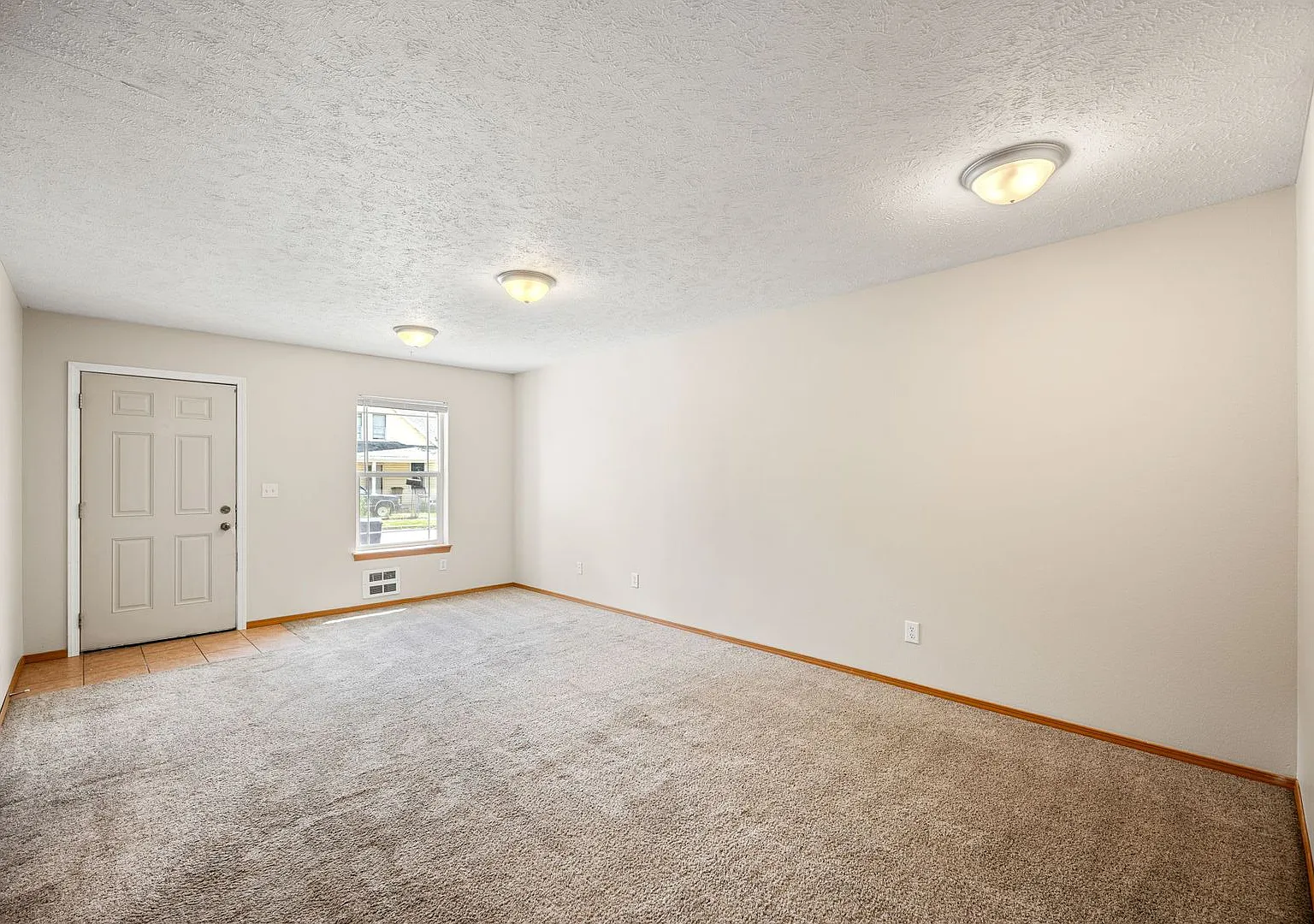 Spacious 3-Bed Duplex in Central Spokane Washer/Dryer Included — Photo 4