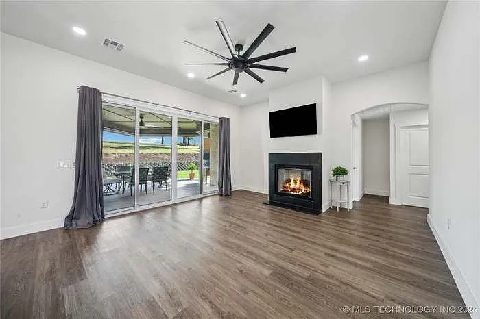 4 bed, 2698 sqft, $3,000 — Photo 3