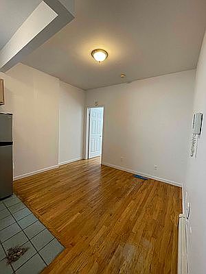 1st image of 189 Orchard St APT 3