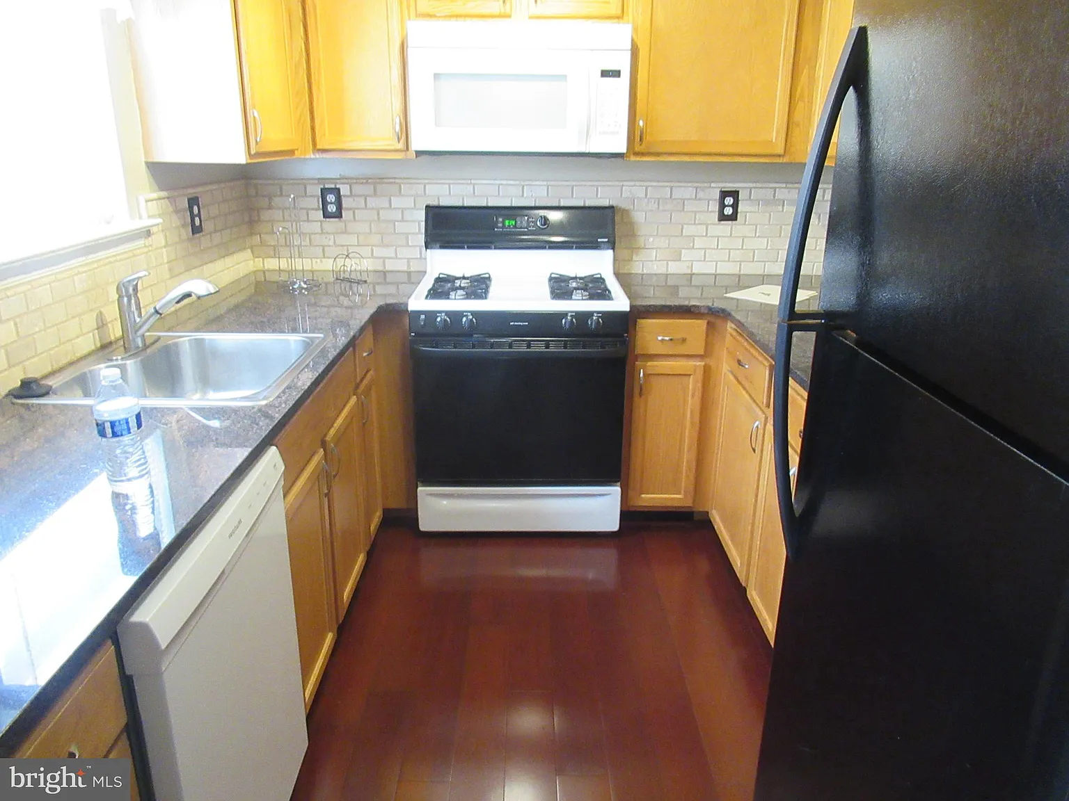 2 bed, 1.5 bath, 1260 sqft, $2,199 — Photo 2