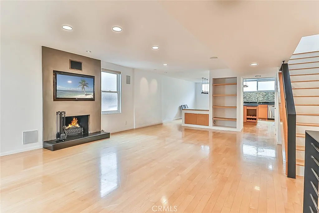 3 bed, 1582 sqft, $7,200 — Photo 2