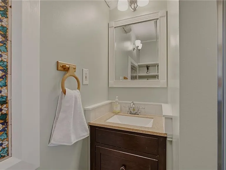 21 Clinton Ave — Photo 14