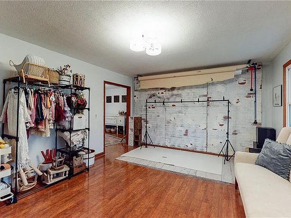 5th image of 351 Lakeview Dr