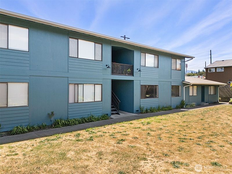 4th image of 2938 E Walnut Street