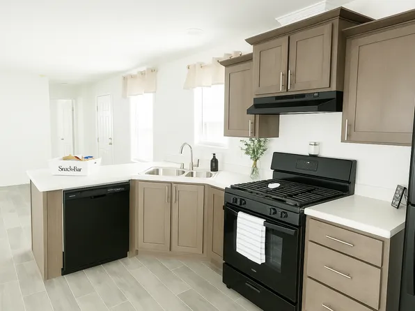 Hilltop MHP, 4550 Central Ave NE #6061cf5b7, Minneapolis, MN 55421