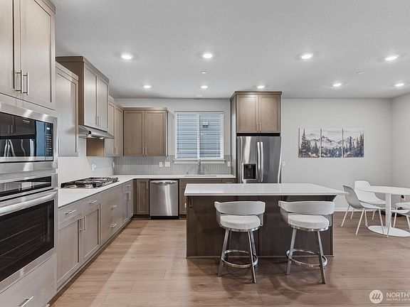 5th image of 2716 S 8th Way