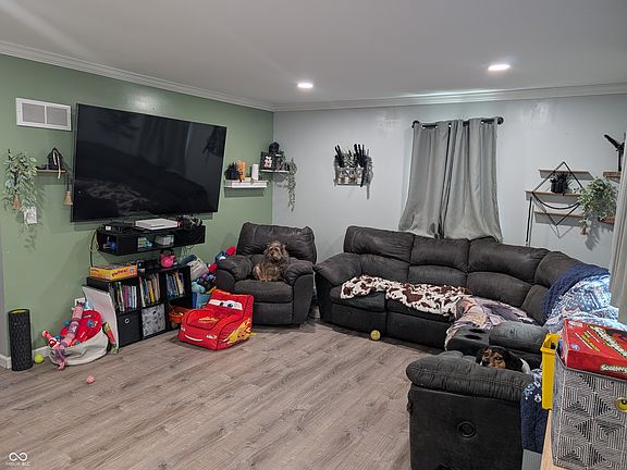 3rd image of 404 Oak St