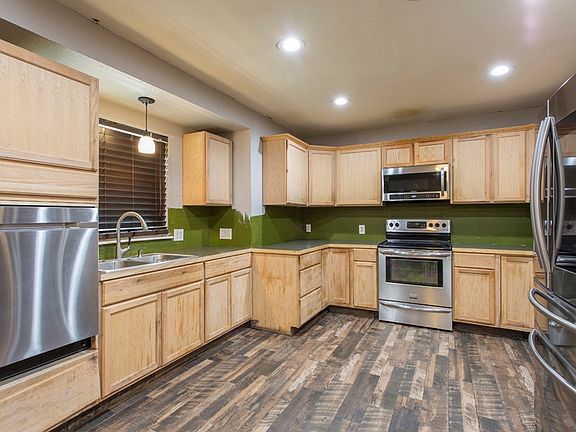 4th image of 608 Ebony Ln