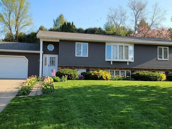 1555 W Golf Drive, Platteville, WI 53818