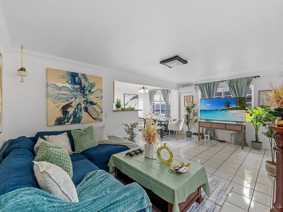 Cozy living room with a comfortable sofa_perfect for relaxing or entertaining.