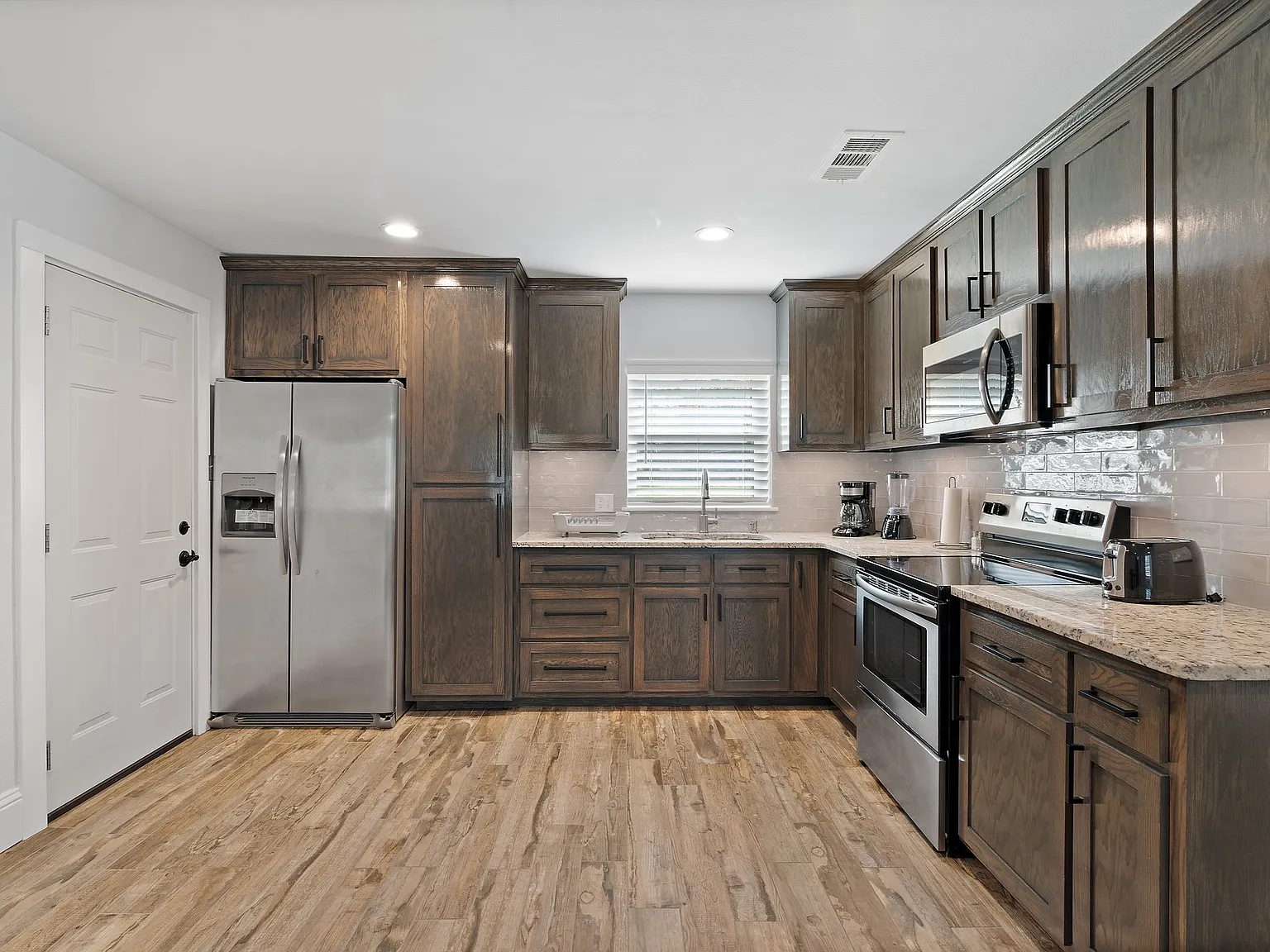 3 bed, 900 sqft, $2,150 — Photo 4