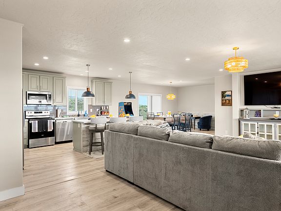 3rd image of 421 W Bluegrass Way