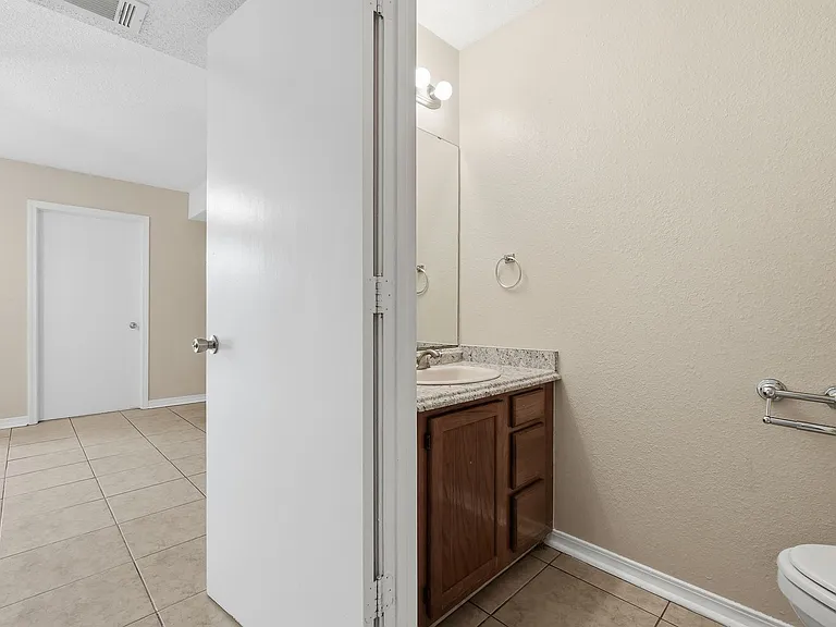 1807 Whispering Oaks Ln — Photo 17