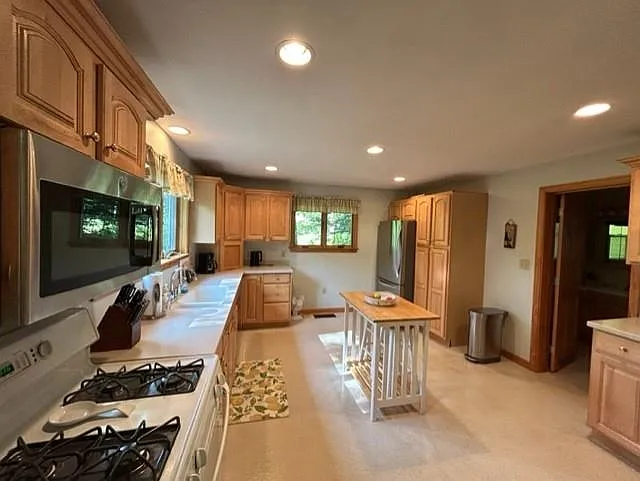 3 bed, 3.0 bath, 1720 sqft, $1,850 — Photo 2