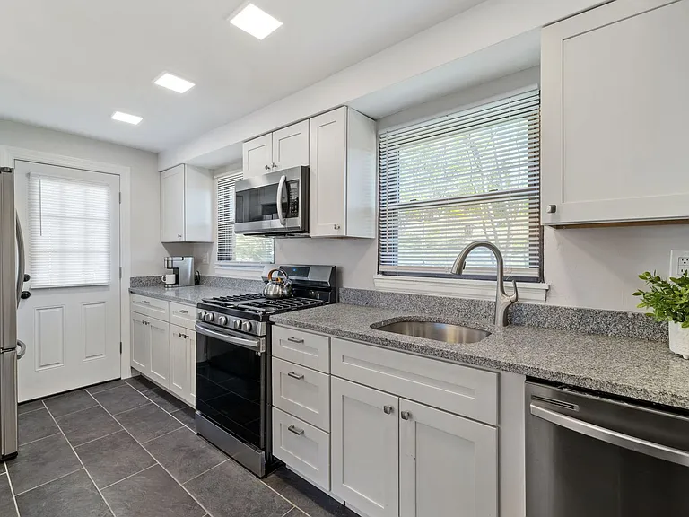 973 Agnew Rd — Photo 15