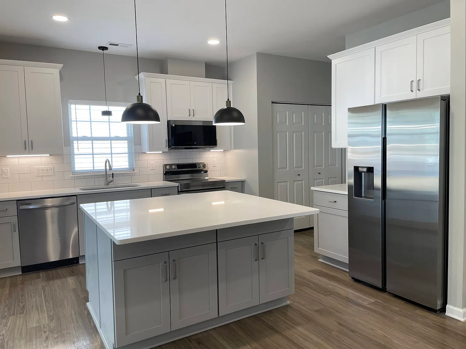 3 bed, 1300 sqft, $2,649 — Photo 1