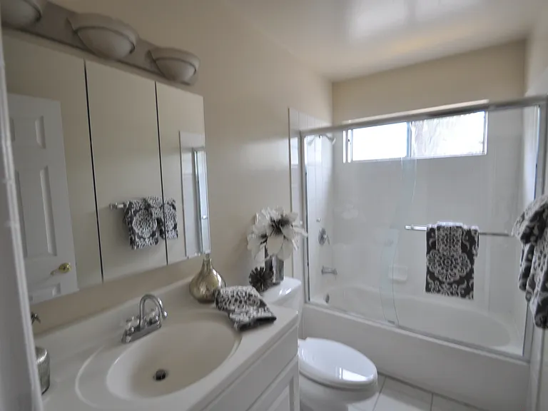 Oak Park Manor — Photo 9