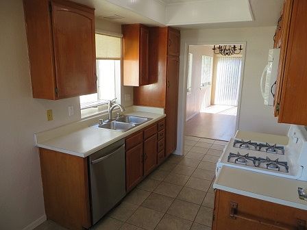 4th image of 986 Dahlia Ct