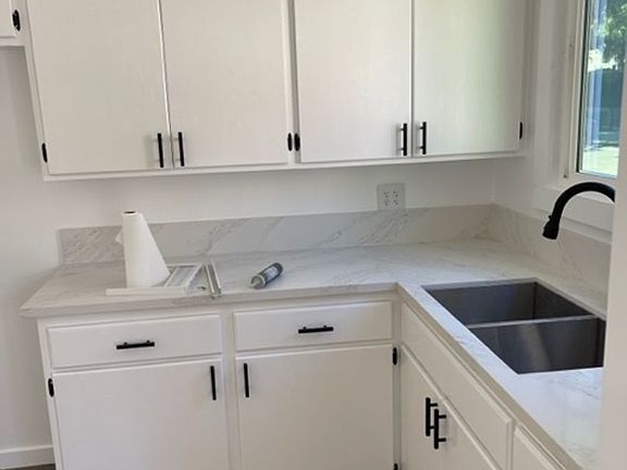4th image of 4122 W Toluca Lake Ave #4122