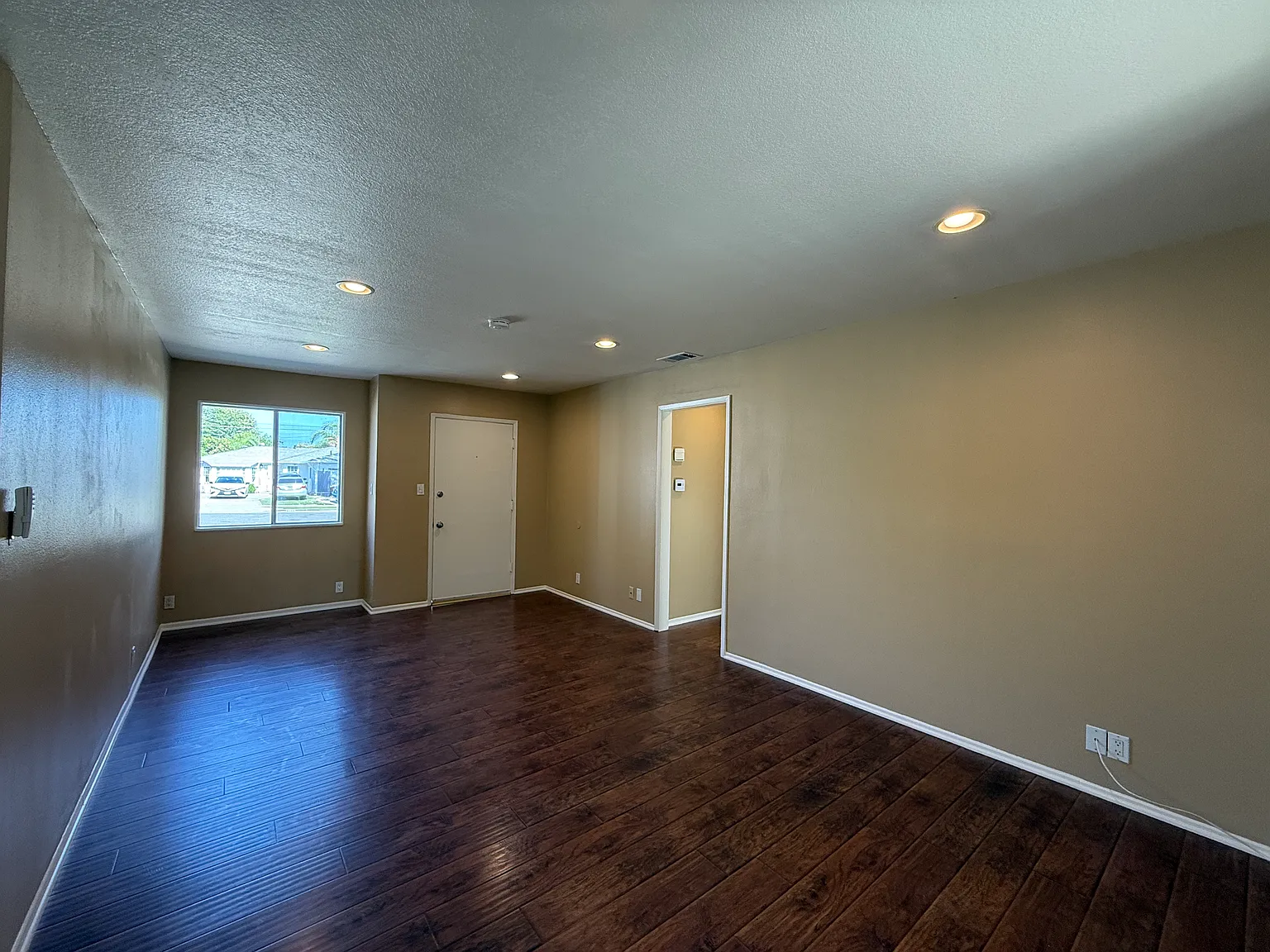 3 bed, 1008 sqft, $3,495 — Photo 3