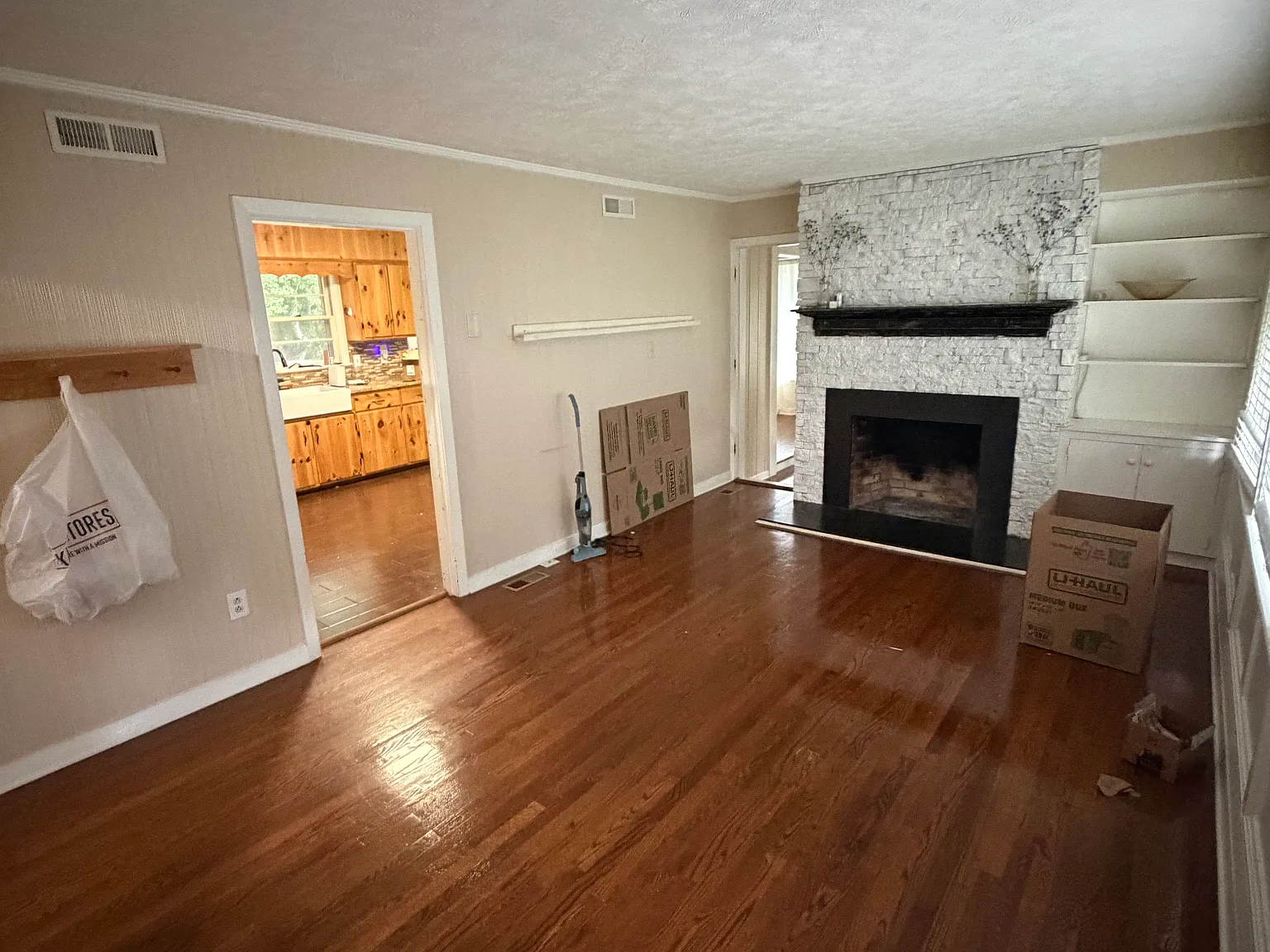 4 bed, 2.5 bath, 2792 sqft, $2,500 — Photo 2