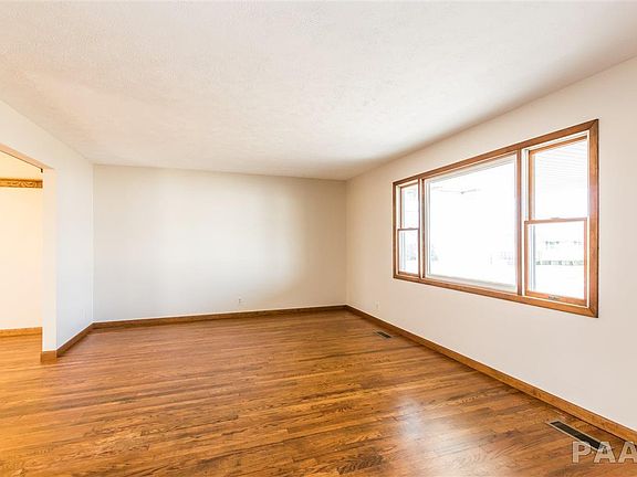 3rd image of 1013 Redbud Ln
