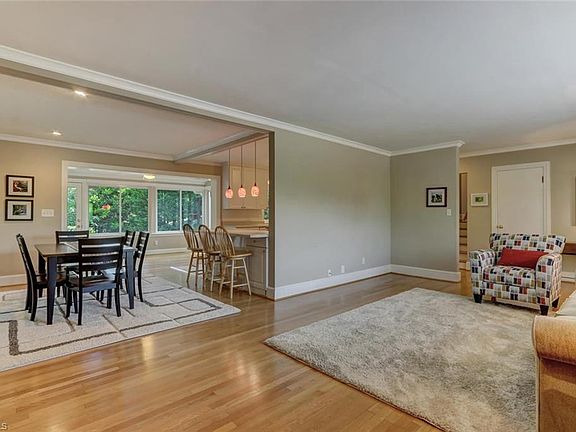 4th image of 2108 Villa Dr
