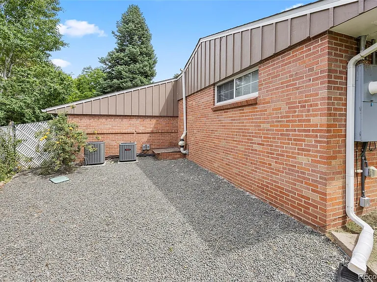 281 Niagara St — Photo 33