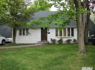 8 Moreland Ct, Great Neck, NY 11024