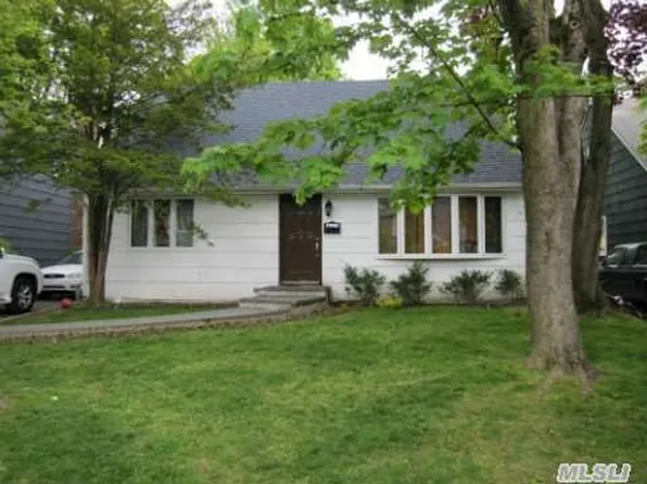 8 Moreland Ct, Great Neck, NY 11024
