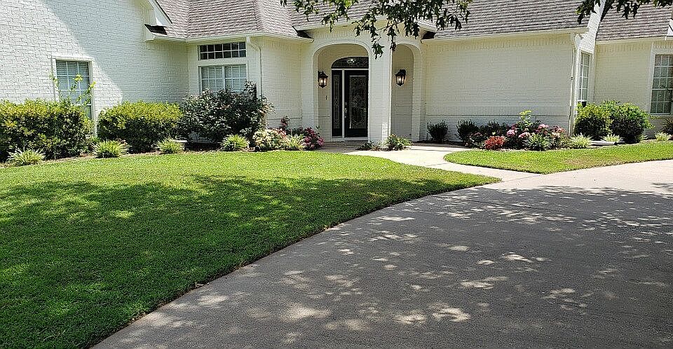 1st image of 3501 Red Oak Dr