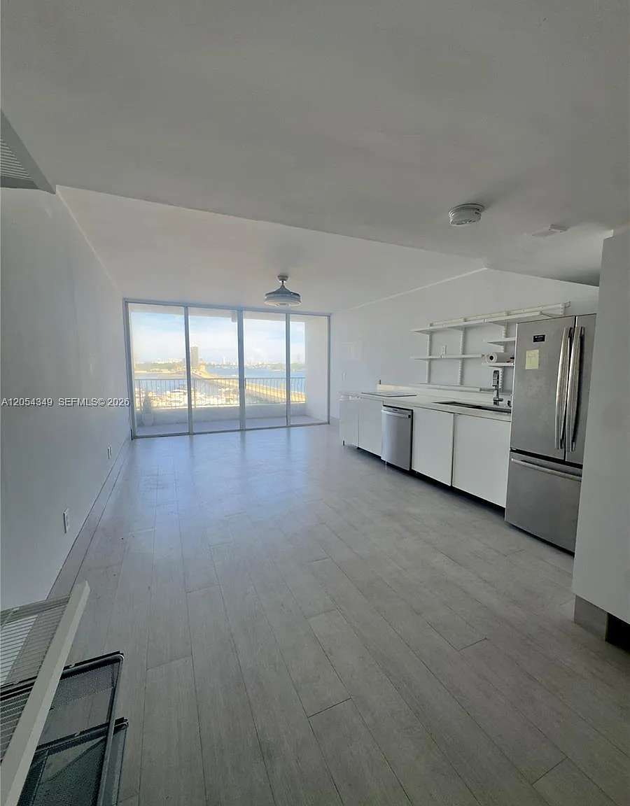 Venetia Condo — Photo 3