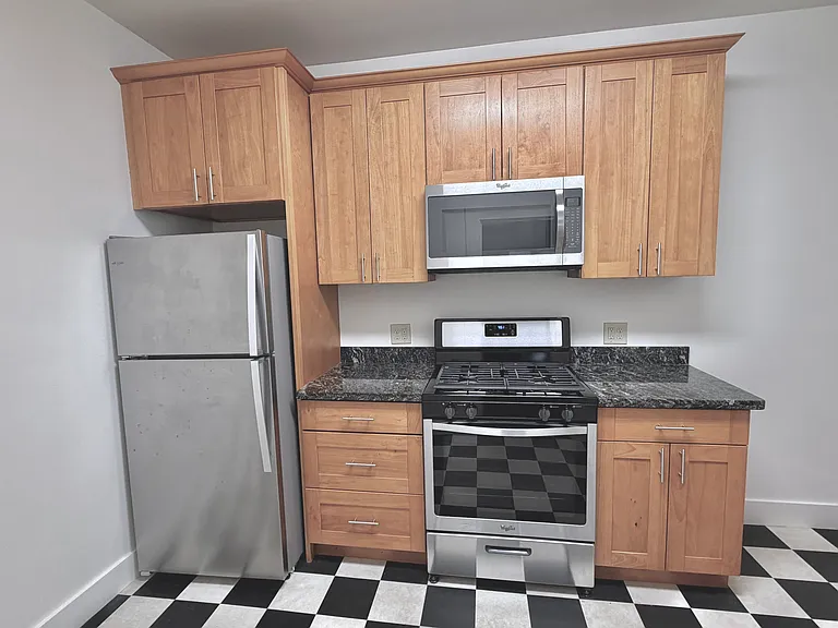 Updated kitchen, stainless steel appliances, cabinets with self-closing drawers and doors