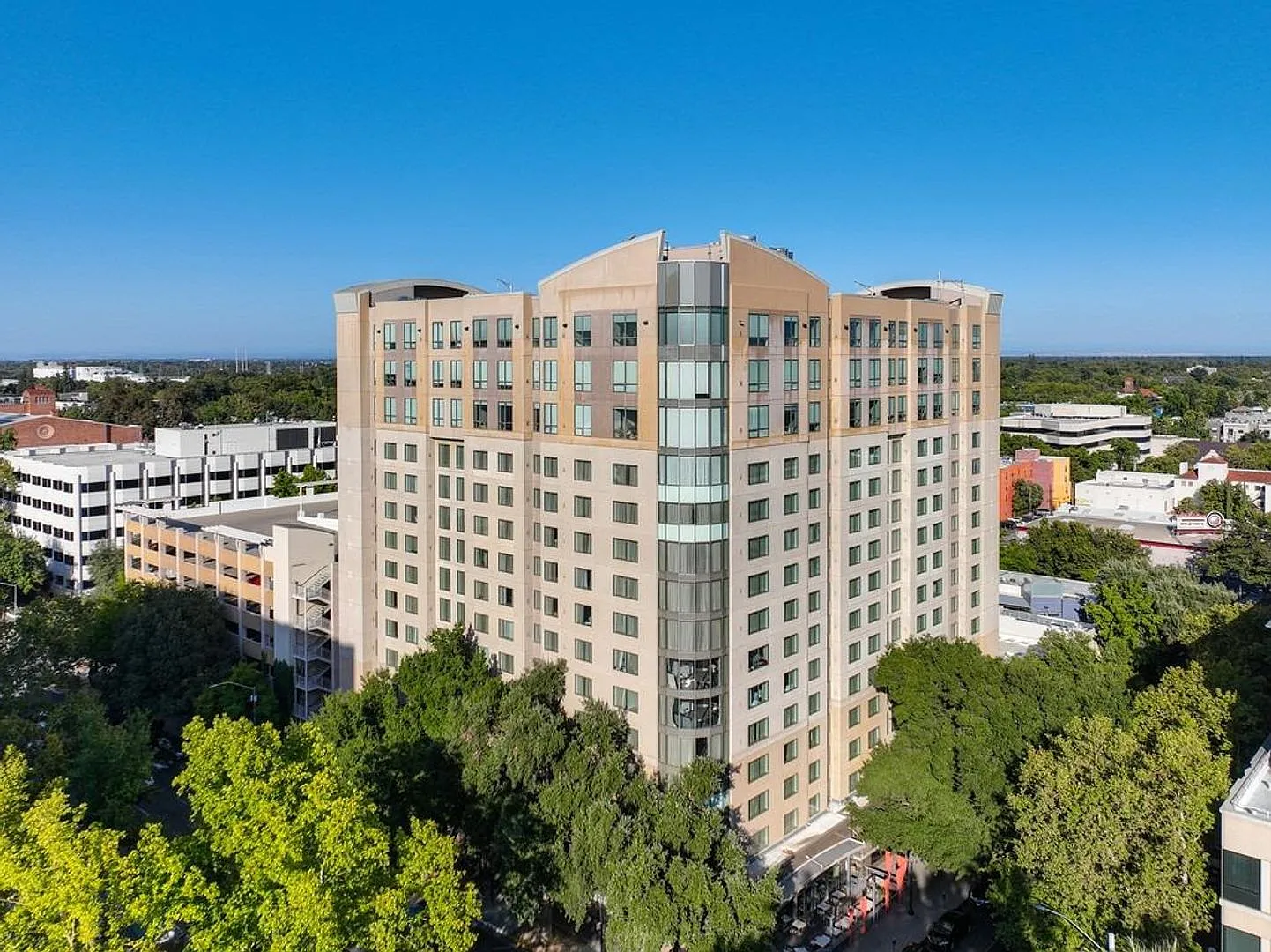 Luxury Corner Penthouse with Unmatched Sacramento Views — Photo 3