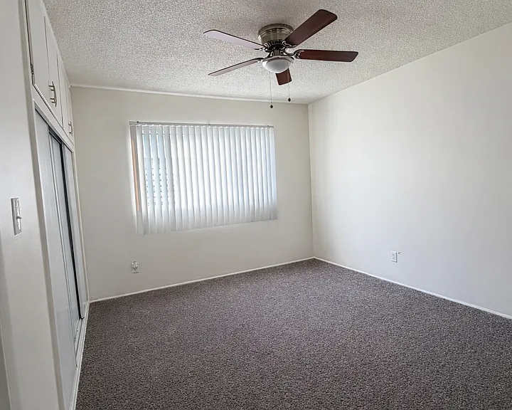 111-115 E Beach Ave — Photo 12