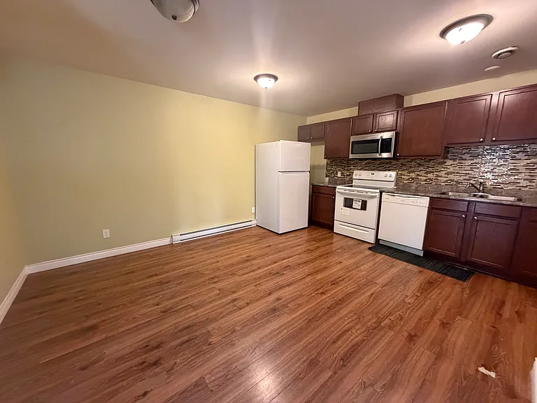 523 Canterbury Dr — Photo 1