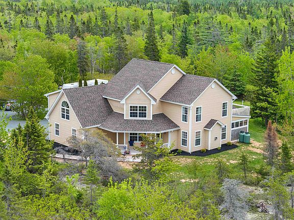 3rd image of 1021 Bissett Rd