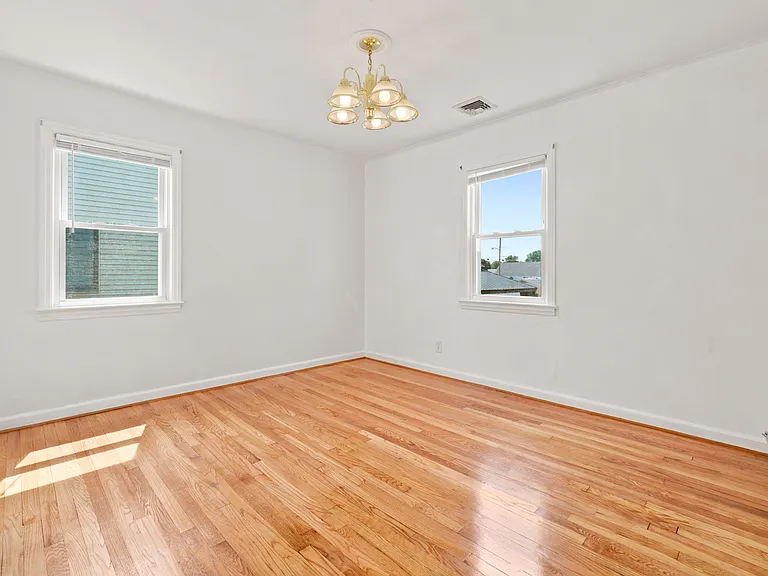 8-34 Henderson Blvd — Photo 8