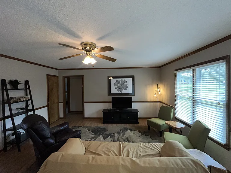 Open & Comfortable Living Space Perfect for Relaxing or Entertaining!