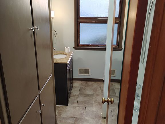 5th image of 3128 Ontario St