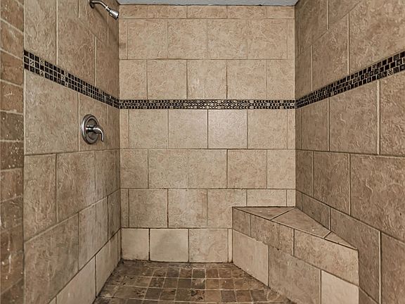 5th image of 1100 W 17th St