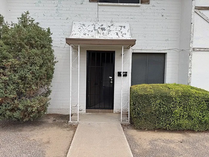 4606 N 71st Ln — Photo 2