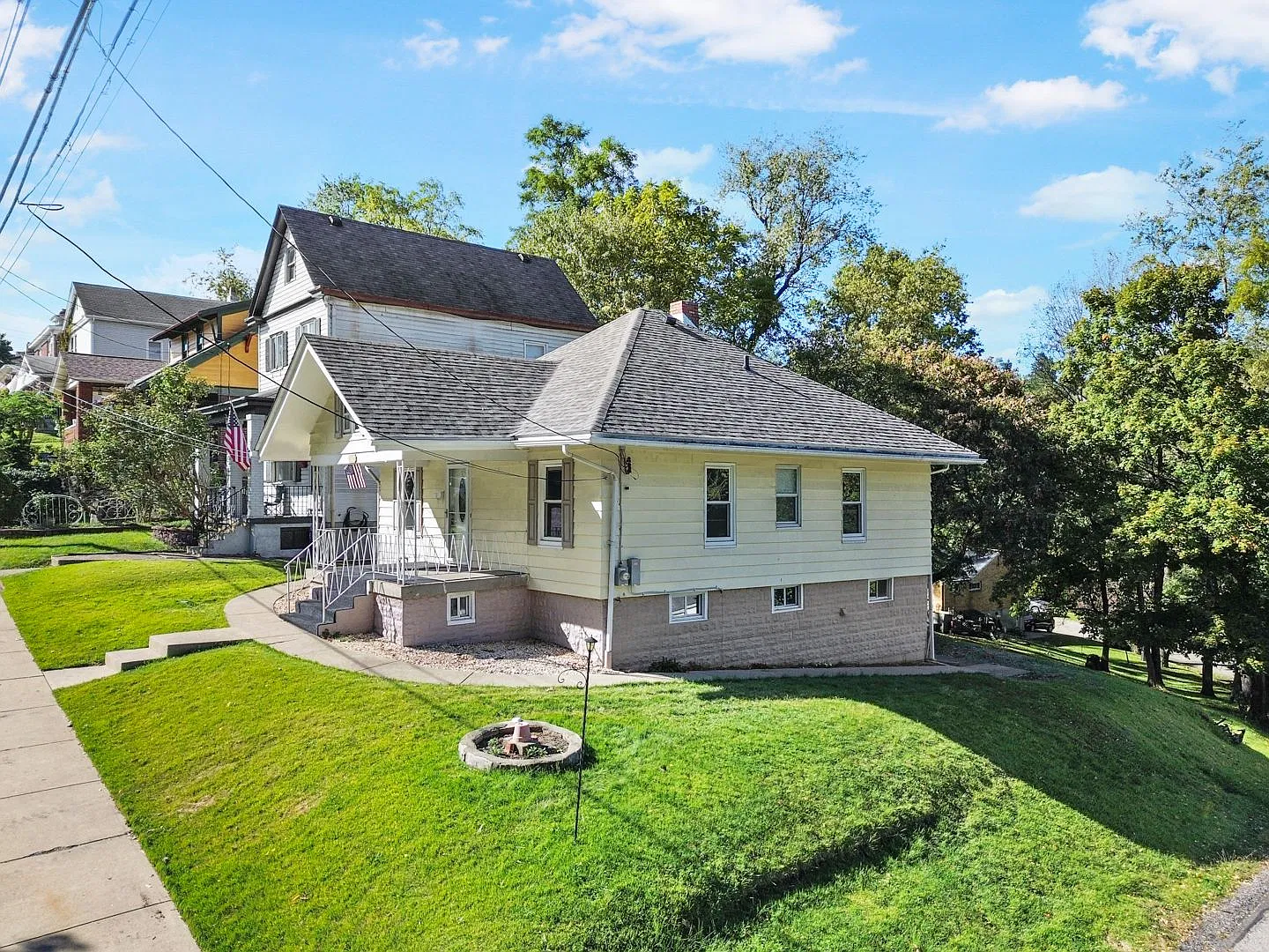 Move in TODAY! Check out this updated 2-bedroom in Carrick! — Photo 2
