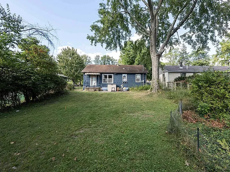 904 E Maxwell Ln — Photo 3