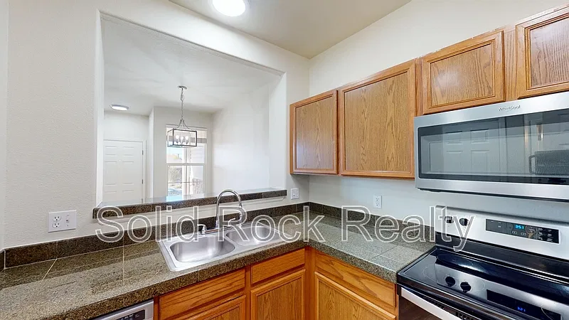 3 bed, 2.5 bath, 1486 sqft, $2,100 — Photo 2